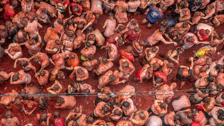 Photo of foto, video | Aproape 15.000 de oameni au participat la cea mai mare bătaie cu roșii din lume